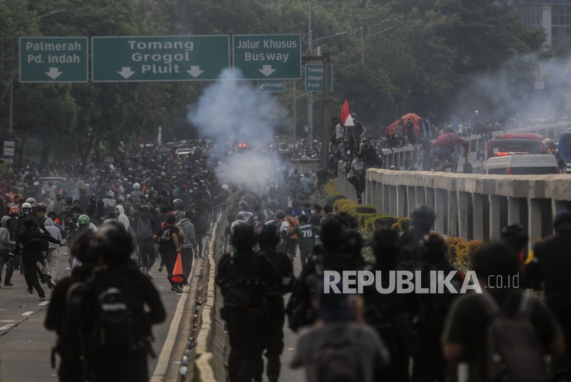 Cảnh sát Indonesia dùng hơi cay giải tán biểu tình thành bạo loạn ...