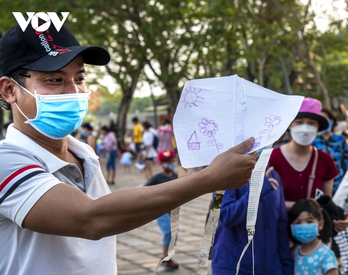 kites flying high in the sky in central vietnam picture 9