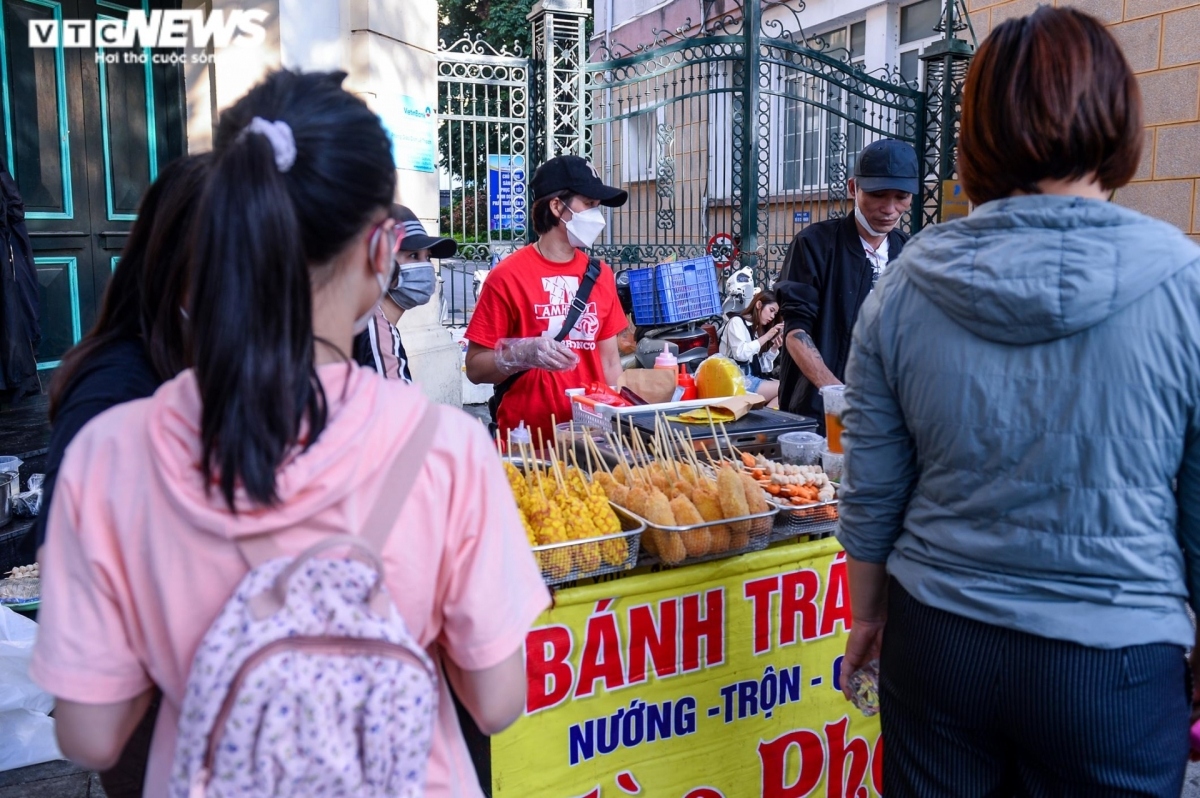 people who make ends meet on pedestrian streets picture 12