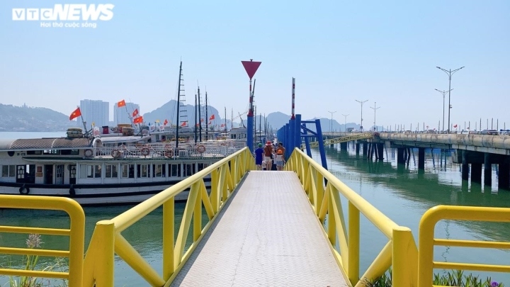 ha long port welcomes visitors on holiday in commemoration of hung kings picture 12