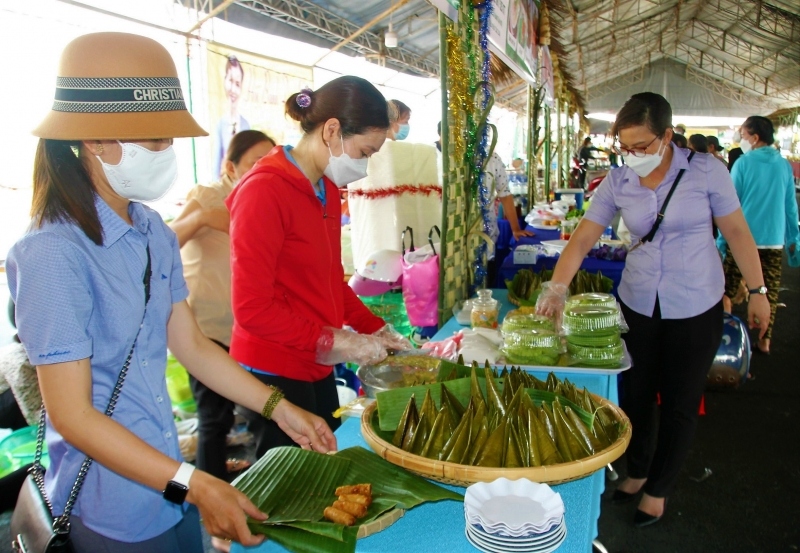 Người dân Cà Mau đổ về "Ngày hội bánh dân gian Nam bộ"