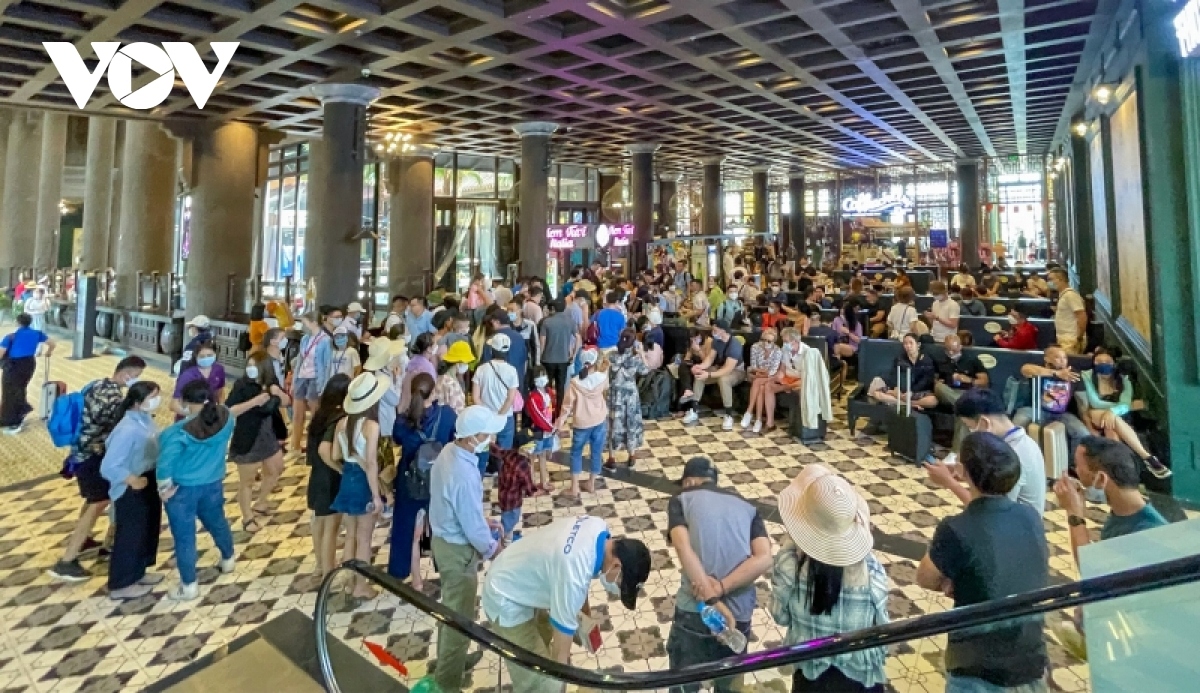 ha long welcomes huge number of tourists on hung kings holiday picture 1