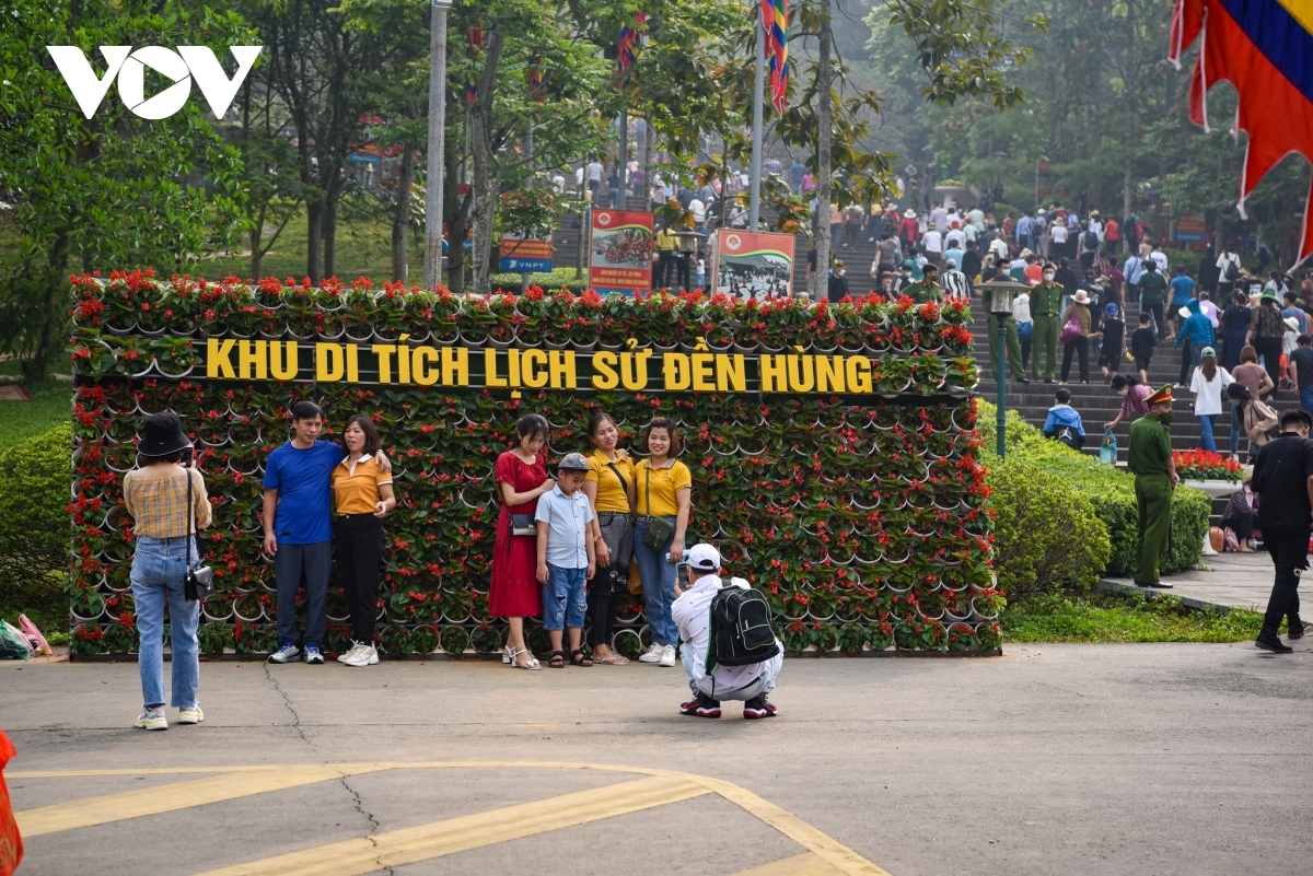 The morning of April 9 sees the site attract a large number of tourists offering incense.