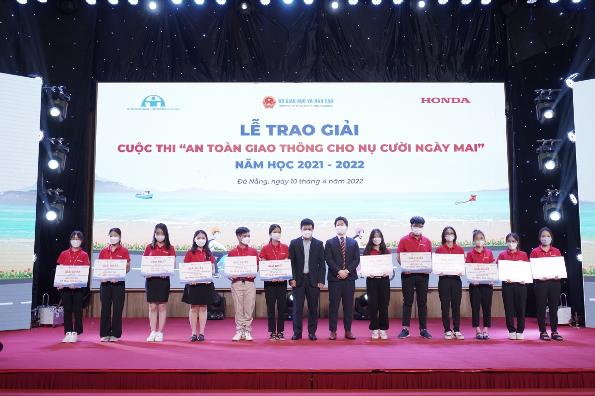 trao giai cuoc thi an toan giao thong cho nu cuoi ngay mai 2021-2022 hinh anh 2