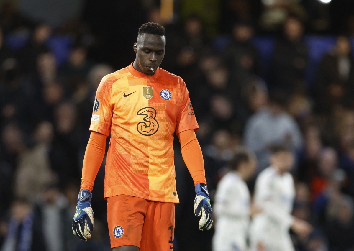 Thủ môn Édouard Mendy của Chelsea chơi chân tệ và mắc sai lầm (Ảnh: Reuters)