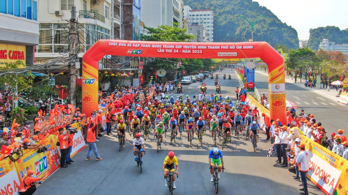 Cúp xe đạp truyền hình TP.HCM-Tôn Đông Á 2022 diễn ra chặng đua thứ 4 vòng quanh đảo Cát Bà (Hải Phòng) với lộ trình dài 52,2 km.