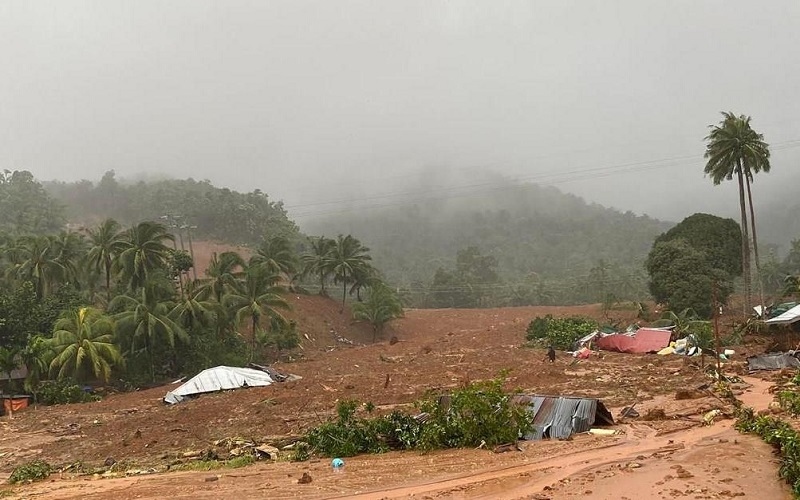 Những ngôi nhà bị chôn vùi sau trận lở đất do mưa lớn tại làng Bunga ở thị trấn Baybay, tỉnh Nam Leyte, Philippines, ngày 11/4/2022. (Ảnh: AFP/TTXVN)