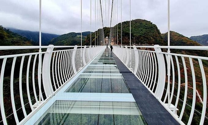 The Bach Long glass bridge in Son La province is considered the longest of its kind in the world. Photo courtesy of Moc Chau Island Tourist Area