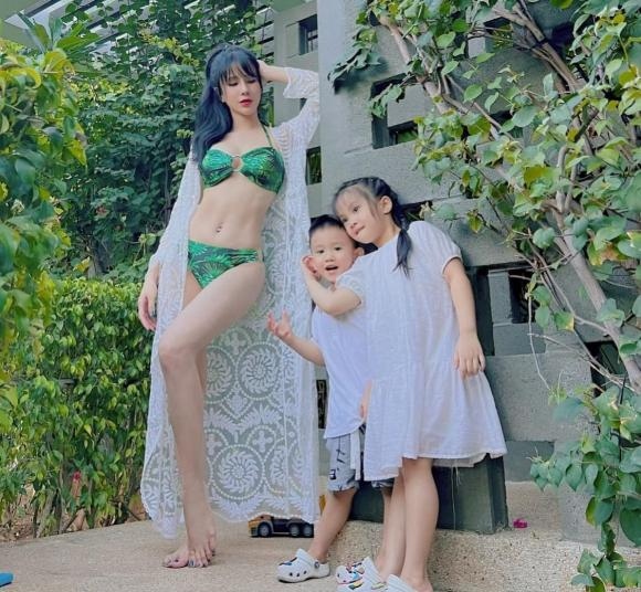 Chuyện showbiz: Diệp Lâm Anh diện bikini khoe body quyến rũ bên các con