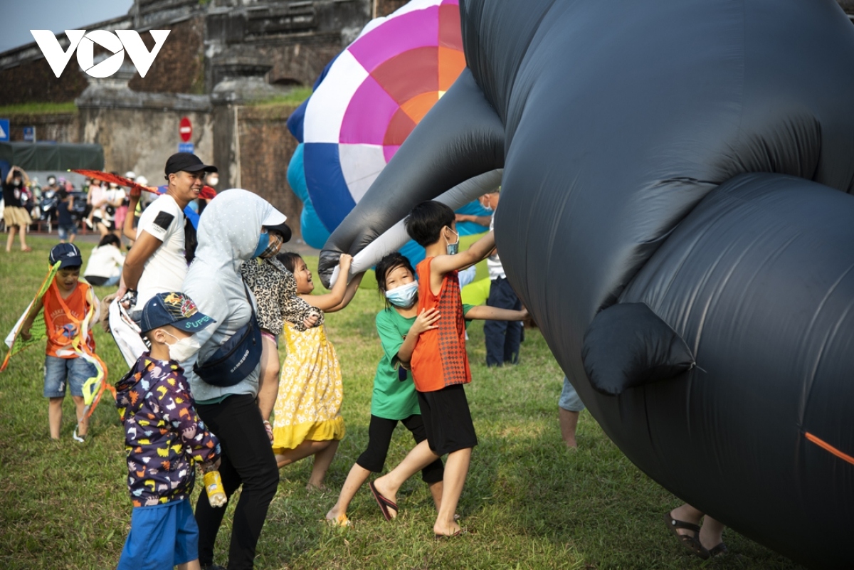 At Phu Van Lau and Ngo Mon Square in the afternoons between 2 p.m. and 5 p.m., kite clubs will fly the kites in an activity called "Vietnamese wings".