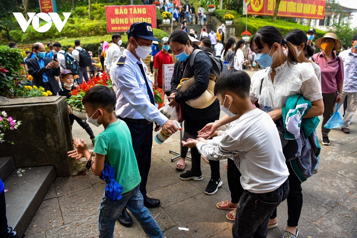 thousands of people visit hung kings temple relic site picture 4