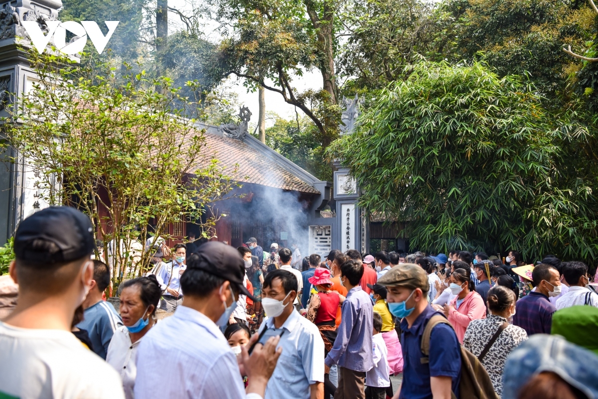 thousands of people visit hung kings temple relic site picture 6