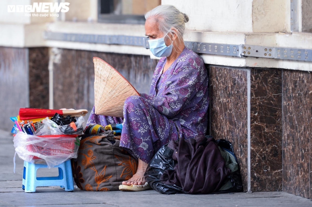 people who make ends meet on pedestrian streets picture 7