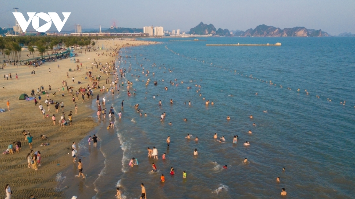 ha long welcomes huge number of tourists on hung kings holiday picture 8