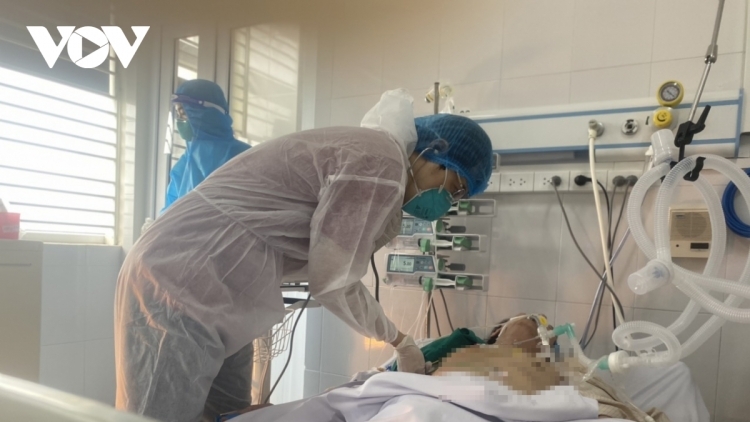 Daily COVID-19 deaths fall to record low of 21 in Vietnam