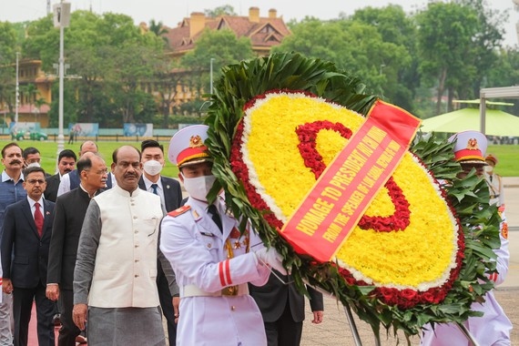 indian lower house speaker pays tribute to late president ho chi minh picture 1