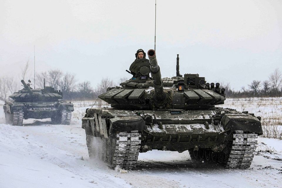 Binh lính Nga lái xe tăng trong cuộc tập trận ở khu vực Leningrad, Nga ngày 14/2/2022. Ảnh: Reuters