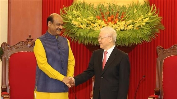 Party leader nguyen Phu Trong (R) welcomes Indian Lower House Speaker Om Birla. (Photo: VNA)