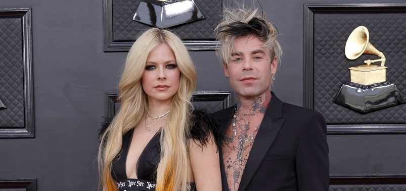 Ca sĩ Avril Lavigne gợi cảm sánh đôi bên tình trẻ tại Lễ trao giải Grammy 2022