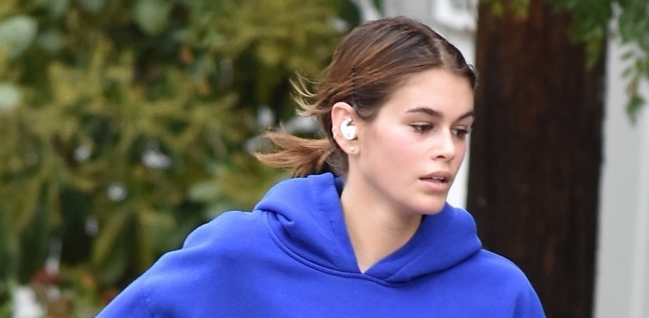 Mẫu 9X Kaia Gerber xinh đẹp "đốn tim" fans khi chạy bộ giữ dáng trên phố