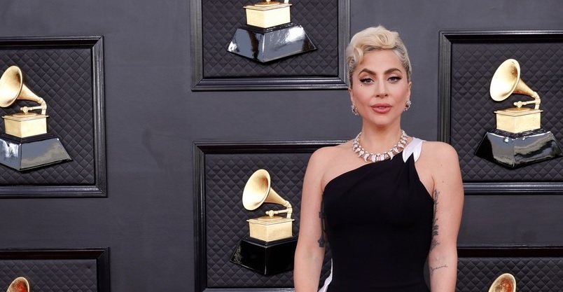 Lady Gaga đẹp quyến rũ trên thảm đỏ Lễ trao giải Grammy 2022