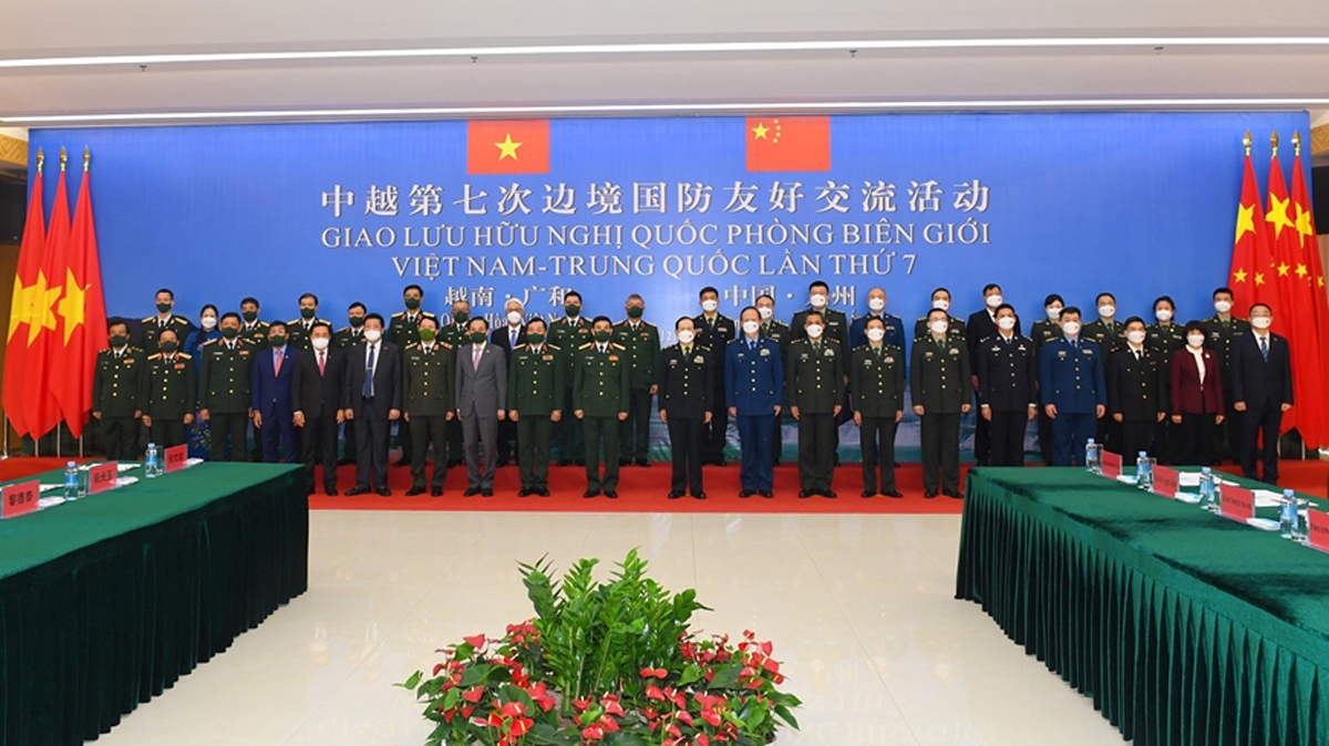 Vietnamese and Chinese defence officials pose for a group photo before their talks. (Photo: qdnd.vn)