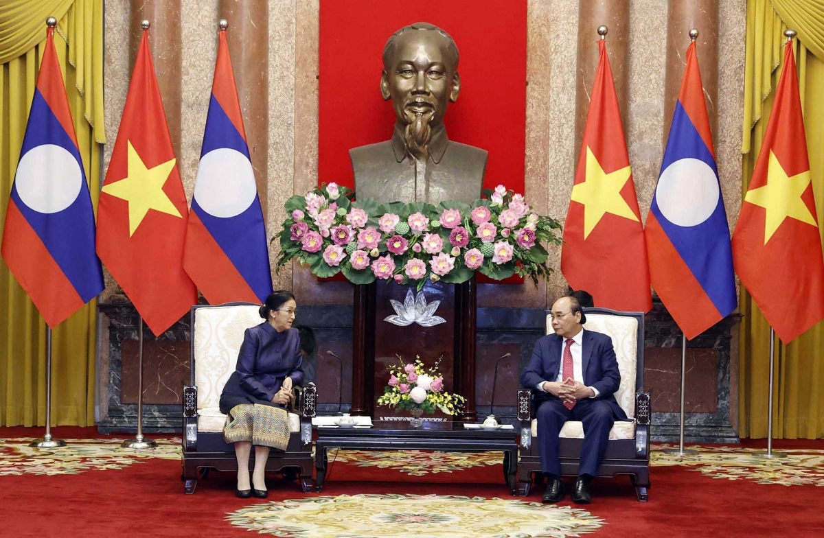 president phuc receives laos vice president in hanoi picture 1