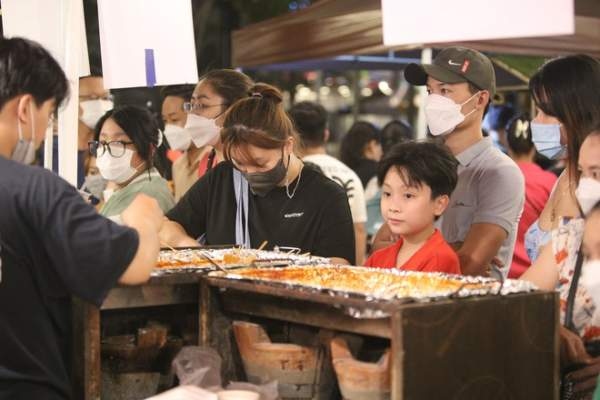 post-pandemic night market reopens in da nang, attracts visitors picture 10