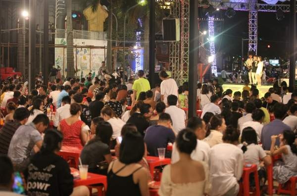 post-pandemic night market reopens in da nang, attracts visitors picture 12