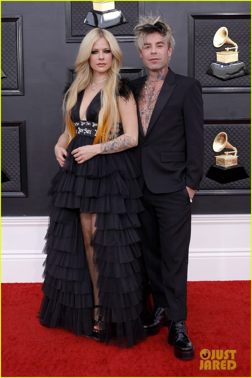 ca si avril lavigne goi cam sanh doi ben tinh tre tai le trao giai grammy 2022 hinh anh 1