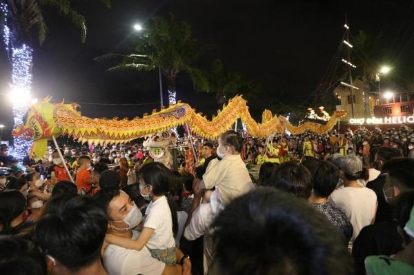 post-pandemic night market reopens in da nang, attracts visitors picture 1 post-pandemic night market reopens in da nang, attracts visitors picture 1