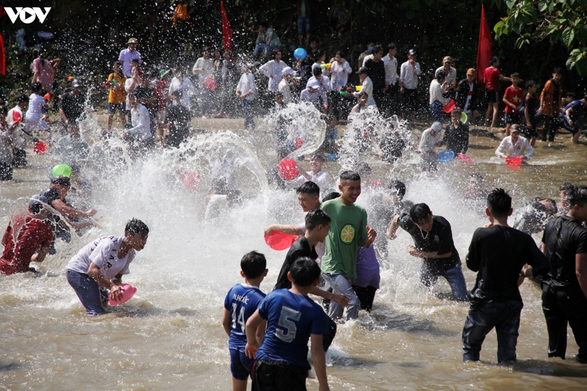 lai chau hosts exciting water splashing festival picture 2