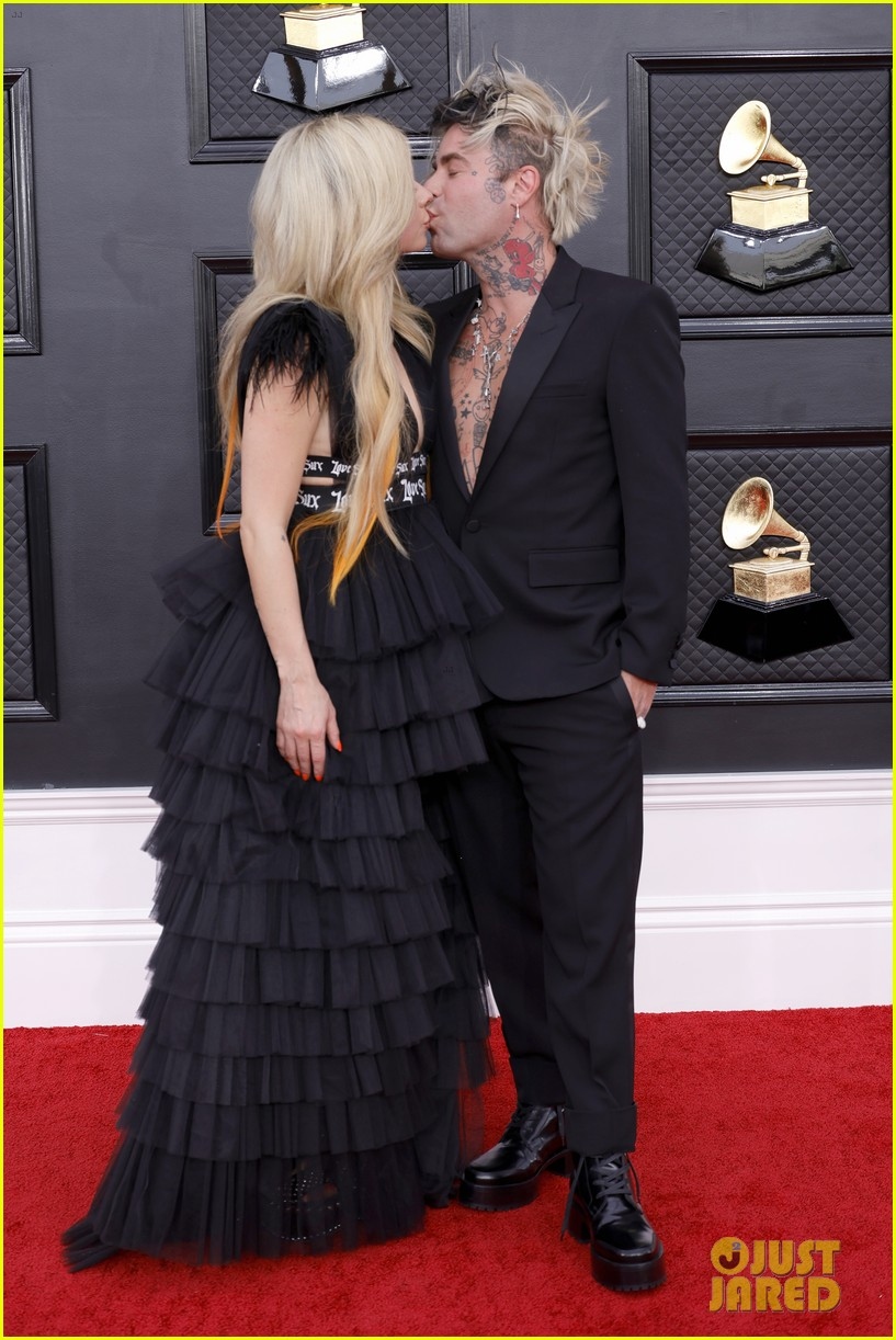 ca si avril lavigne goi cam sanh doi ben tinh tre tai le trao giai grammy 2022 hinh anh 2