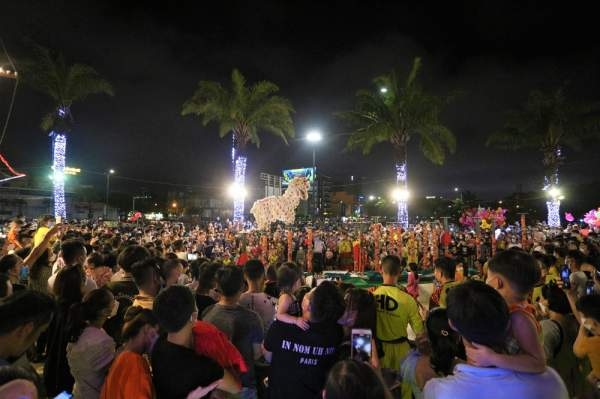 post-pandemic night market reopens in da nang, attracts visitors picture 2 post-pandemic night market reopens in da nang, attracts visitors picture 2