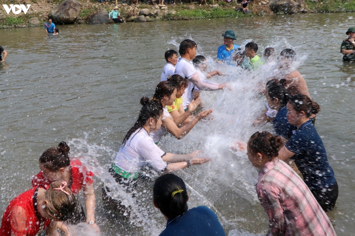 lai chau hosts exciting water splashing festival picture 1