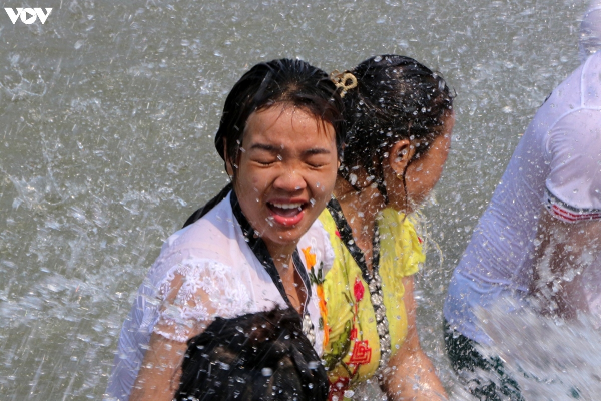 lai chau hosts exciting water splashing festival picture 3