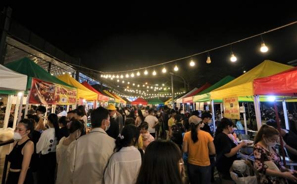 post-pandemic night market reopens in da nang, attracts visitors picture 3 post-pandemic night market reopens in da nang, attracts visitors picture 3