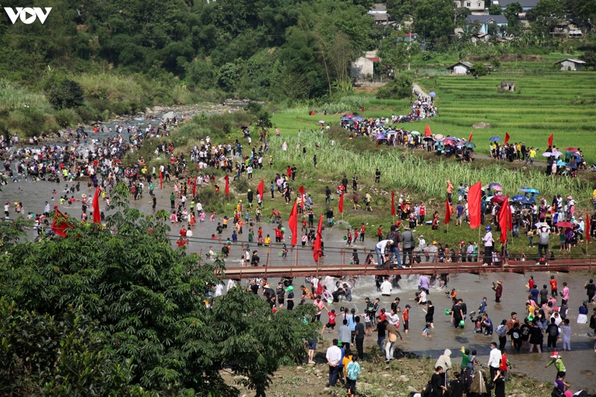 lai chau hosts exciting water splashing festival picture 4