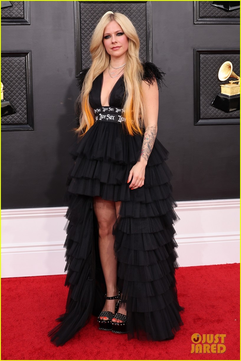 ca si avril lavigne goi cam sanh doi ben tinh tre tai le trao giai grammy 2022 hinh anh 6