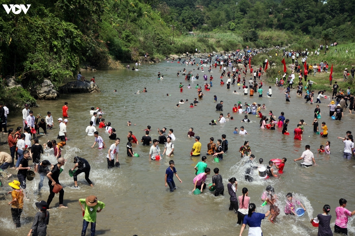 lai chau hosts exciting water splashing festival picture 5