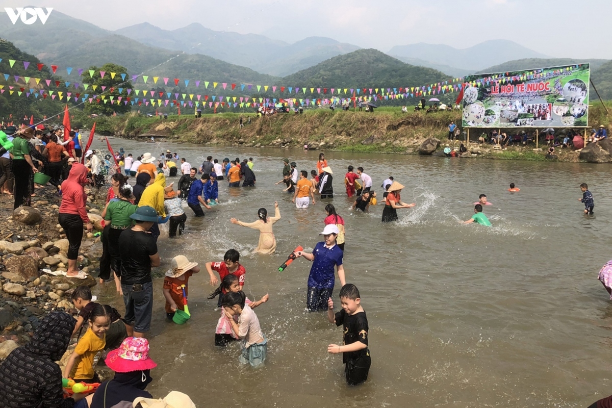 lai chau hosts exciting water splashing festival picture 6