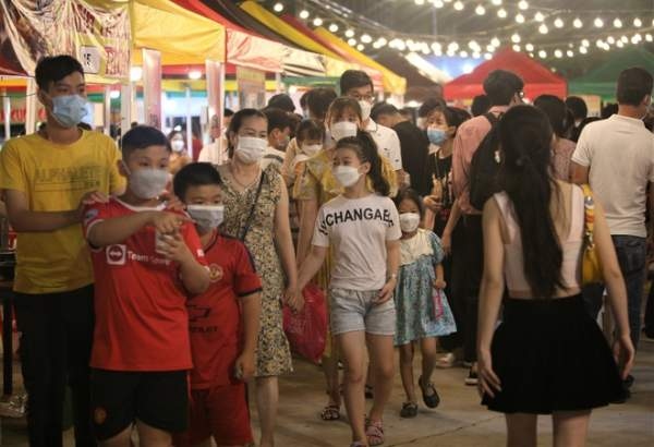 post-pandemic night market reopens in da nang, attracts visitors picture 6