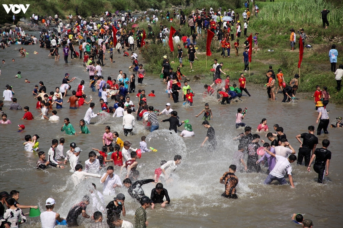 lai chau hosts exciting water splashing festival picture 7
