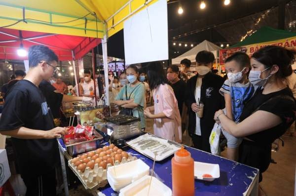 post-pandemic night market reopens in da nang, attracts visitors picture 7 post-pandemic night market reopens in da nang, attracts visitors picture 7
