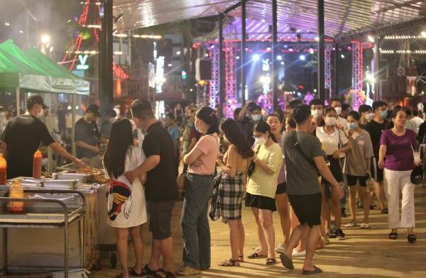 post-pandemic night market reopens in da nang, attracts visitors picture 8