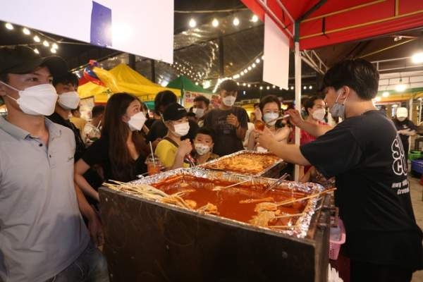 post-pandemic night market reopens in da nang, attracts visitors picture 9 post-pandemic night market reopens in da nang, attracts visitors picture 9