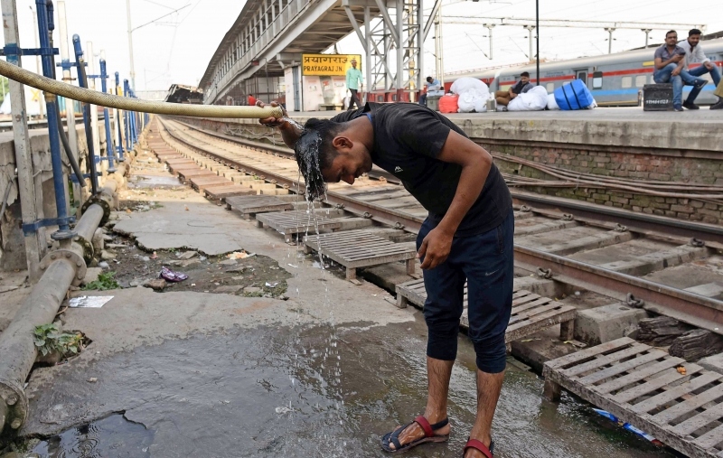 Một người dân Ấn Độ tại bang Uttar Pradesh dùng nước để giải nhiệt hôm 26/4. Ảnh: ANI