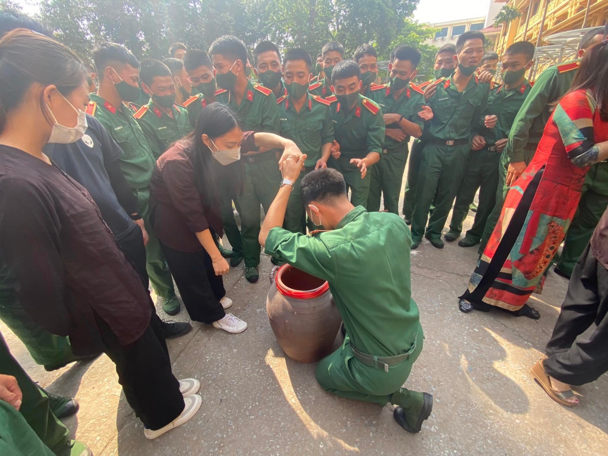 Doc dao chuong trinh tour ve thoi hong bang nhan dip gio to hung vuong. hinh anh 1