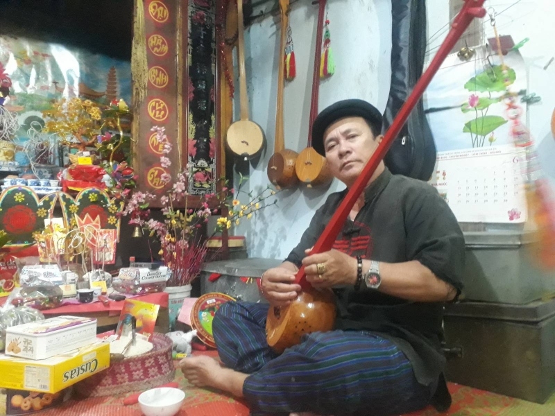 Nghệ nhân ưu tú Nguyễn Đăng Lưu ở tỉnh Bắc Kạn thực hành lễ Then cầu an.