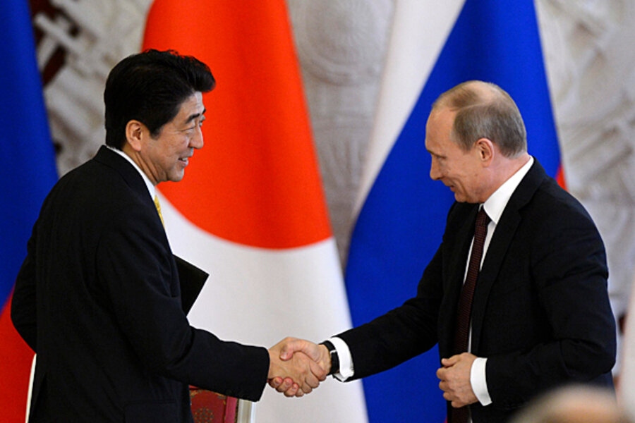 Cựu Thủ tướng Nhật Bản Abe Shinzo và Tổng thống Nga Vladimir Putin. Ảnh: Getty